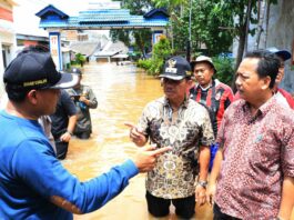 Tinjau Titik Banjir, Sachrudin: Semua Harus Saling Membantu