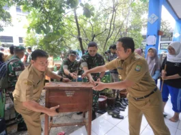 Wali Kota Bantu Bebersih Usai Banjir di SMPN 24 Kota Tangerang