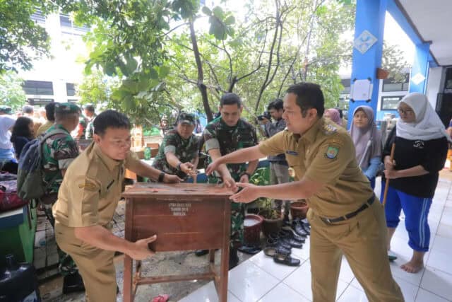Wali Kota Bantu Bebersih Usai Banjir di SMPN 24 Kota Tangerang