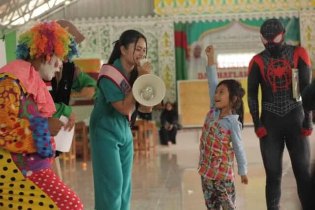 Anak-anak Penyintas Bencana Banjir Bandang Dihibur Fino Badut di Posko Pengungsian