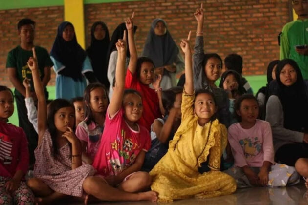 Anak-anak Penyintas Bencana Banjir Bandang Dihibur Fino Badut di Posko Pengungsian