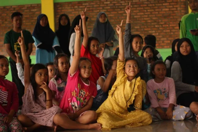 Anak-anak Penyintas Bencana Banjir Bandang Dihibur Fino Badut di Posko Pengungsian