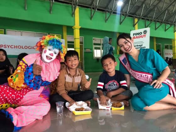 Anak-anak Penyintas Bencana Banjir Bandang Dihibur Fino Badut di Posko Pengungsian