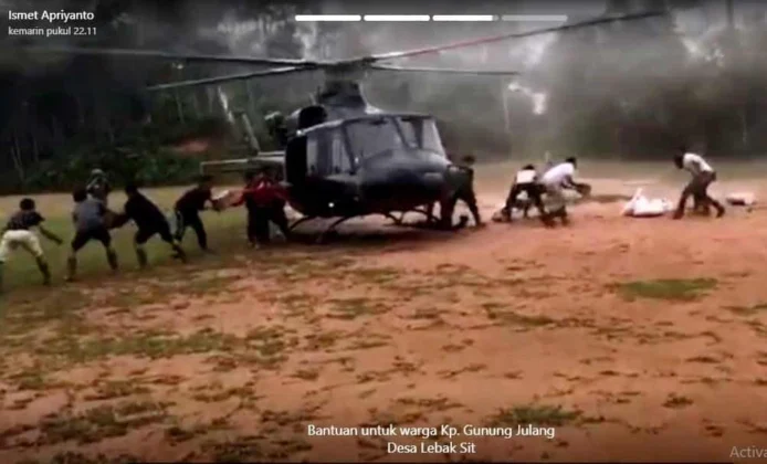 Turun dari Helikopter Bupati Lebak Berlari Temui Warga di Lokasi Bencana