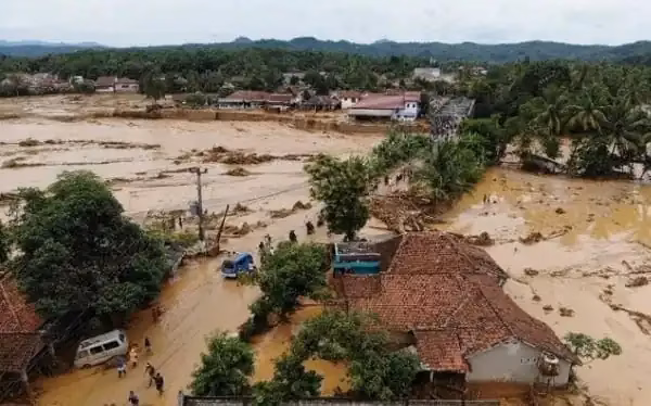Wakaf Uang Sebagai Alternatif Revitalisasi Bencana Banjir di Lebak Wakaf Uang Sebagai Alternatif Revitalisasi Bencana Banjir di Lebak