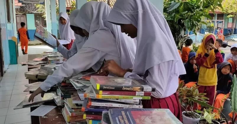 Layanan Perpustakaan Keliling Diskerpus Lebak Sambangi Bayah dan Cibeber