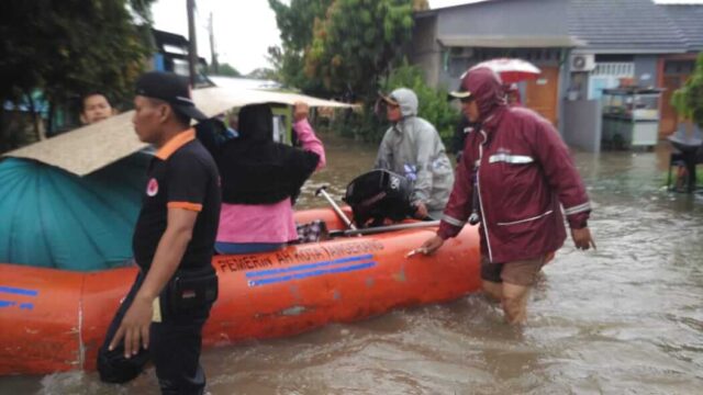 BPBD Kota Tangerang Evakuasi Warga Stroke di Periuk