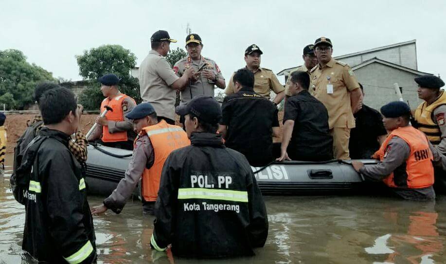 Bersama Kapolda, Wali Kota Tangerang Tinjau Banjir Periuk