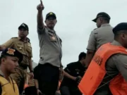 Bersama Kapolda, Wali Kota Tangerang Tinjau Banjir Periuk