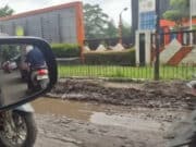 Jalan Marsekal Suryadharma Rusak, Warga: Siapa Bertanggungjawab?
