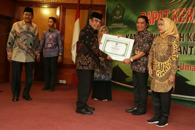 Gubernur Wahidin Halim Raih Penghargaan Kemenag RI