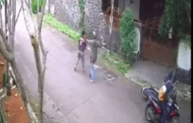 Bocah Kendarai Motor Dibegal Pake Celurit, Si Bocah Ga Pasrah, Begalnya Kabur