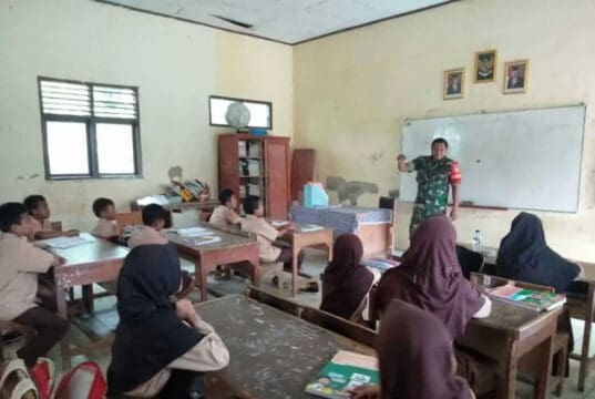 Tanamkan Cinta Tanah Air, Babinsa Cikande Berikan Wawasan Kebangsaan ke Siswa SD Pasir Baru