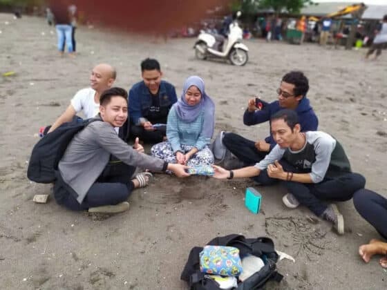 Wisata Ke Pantai, Tim Marcomm Xuping Jewelry Berharap Jadi Lebih Baik