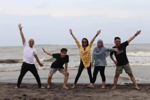 Wisata Ke Pantai, Tim Marcomm Xuping Jewelry Berharap Jadi Lebih Baik