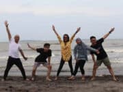 Wisata Ke Pantai, Tim Marcomm Xuping Jewelry Berharap Jadi Lebih Baik