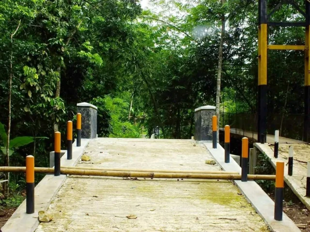 Jembatan Gantung Sungai Cilancar Disoal, LSM Pamungkas Lapor ke Kajari