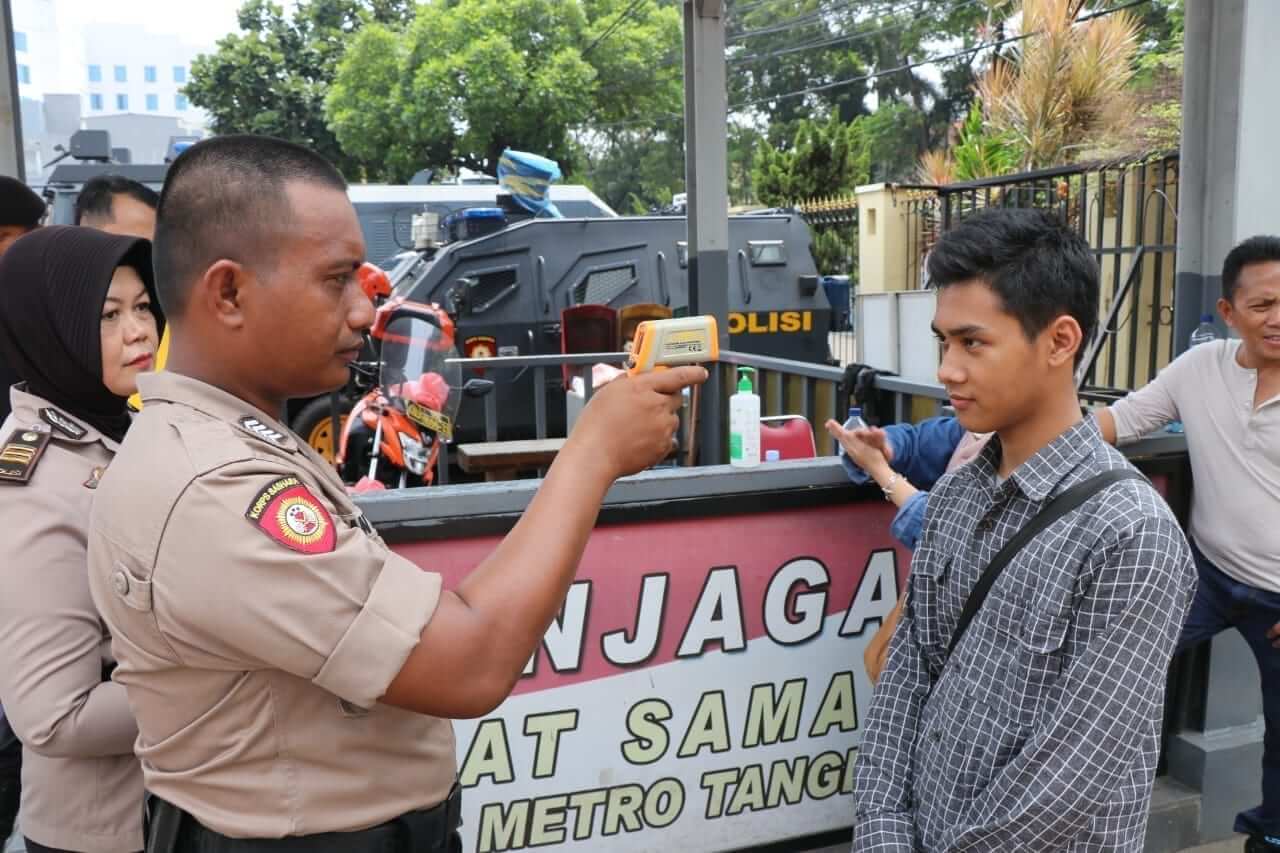 Polrestro Tangerang Kota Cek Suhu Tubuh Pengunjung
