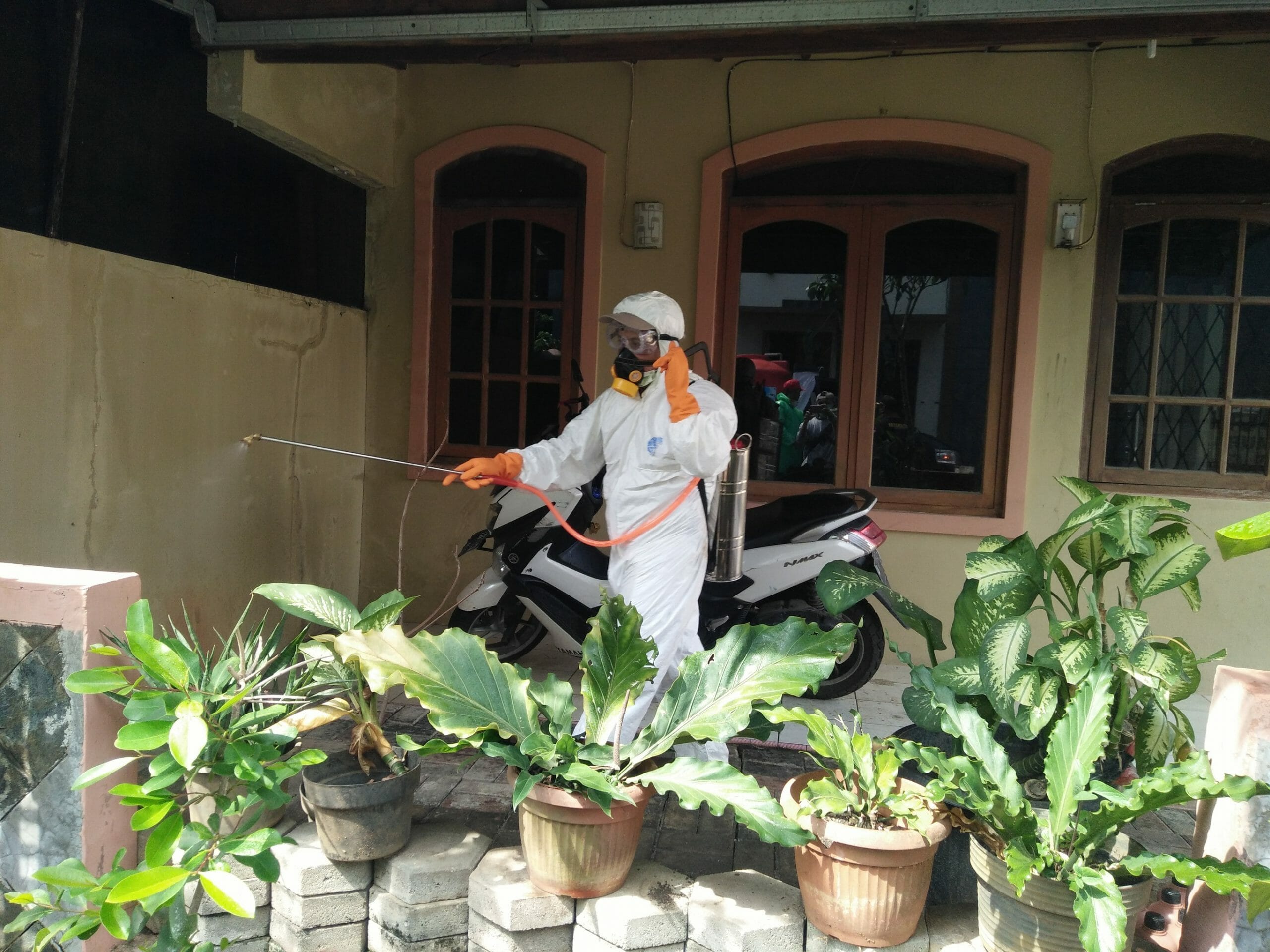 Bersama PMI, Kecamatan Pinang Semprot Desinfektan Harap Warga Mandiri Lawan Corona