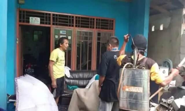 Inisiatif Mandiri, Warga Semprot Desinfektan dari Rumah ke Rumah