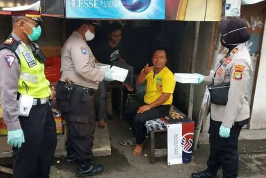 Baksos Polsek Karawaci dan Yayasan Boen Tek Bio Beri Nasi Kotak Baksos Polsek Karawaci dan Yayasan Boen Tek Bio Beri Nasi Kotak