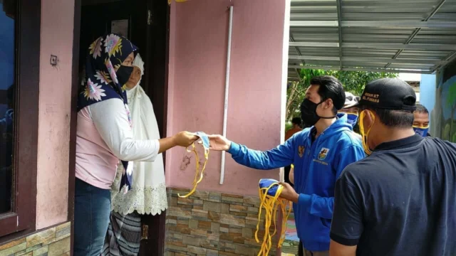 Bagikan Masker dan Vitamin ke Warga, PMI-KNP Kota Tangerang Edukasi Bahaya Covid-19