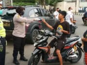 Sosialisasi PSBB, Polsek Karawaci Bagikan Masker