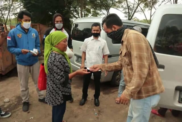 Pandemi Corona, Jurnalis Kota Tangerang Berbagi Paket Sembako