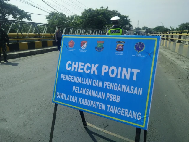 PSBB di Perbatasan Tangerang, Minibus 8 Penumpang Diminta Putar Arah
