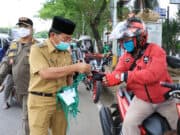 Wajib Gunakan Masker, Arief dan Sachrudin Bagikan Masker Kain Gratis