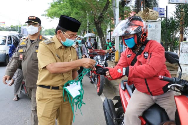 Wajib Gunakan Masker, Arief dan Sachrudin Bagikan Masker Kain Gratis