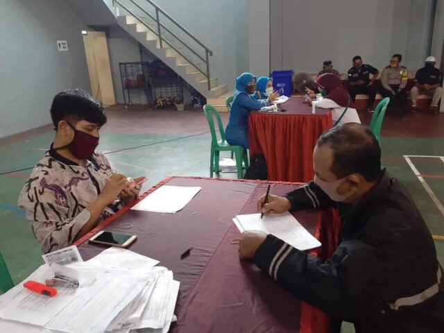 Giliran 1.243 Warga Karang Tengah Terima BLT Dampak Covid-19 di Kota Tangerang