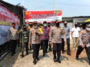 Dampak Covid 19, Polri dan TNI Salurkan 700 Paket Sembako Pada Buruh dan Masyarakat