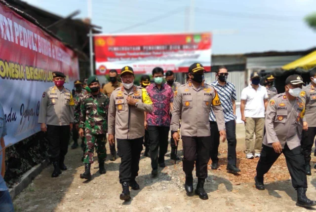 Dampak Covid 19, Polri dan TNI Salurkan 700 Paket Sembako Pada Buruh dan Masyarakat