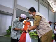 Mulai Didistribusi, Warga Tangerang Terima Paket Sembako Pusat
