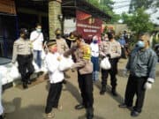 Sisihkan Uang Personil Polsek Cipondoh Berbagi Rezeki Kemanusian Peduli Covid-19