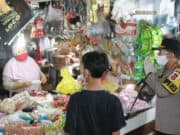 Di Pasar Tigaraksa, Kapolresta Tangerang Minta Pedagang Gunakan Sarung Tangan