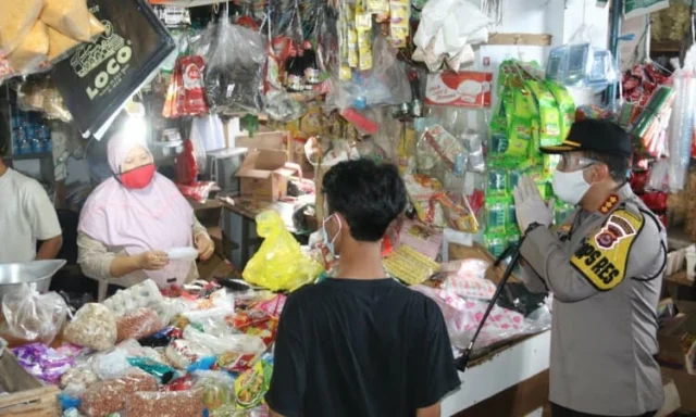 Di Pasar Tigaraksa, Kapolresta Tangerang Minta Pedagang Gunakan Sarung Tangan