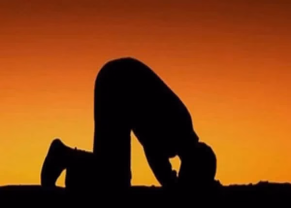 Khasiat Di Balik Gerakan Sujud Secara Ilmiah Khasiat Di Balik Gerakan Sujud Secara Ilmiah