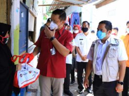 Dampingi Mensos, Wali Kota Arief R Wismansyah Salurkan Bantuan Sosial Presiden Tahap III