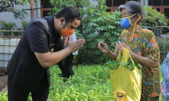 Lahan Kantor Jadi Kebun, DLH Kota Tangerang Bagikan Hasil Panen