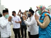 Airin Dampingi Jusuf Kalla Serahkan Bantuan 1000 Alat Sprayer Untuk Masjid