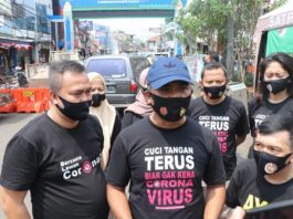 Bagi-bagi Masker di Pasar, SatresNarkoba Polres Metro Tangerang Kota Ajak Ginanjar