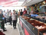 Sinergi Disiplinkan Masyarakat, TNI-Polri Sambagi Pasar di Kabupaten Tangerang
