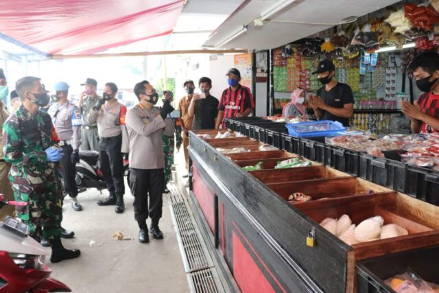 Sinergi Disiplinkan Masyarakat, TNI-Polri Sambagi Pasar di Kabupaten Tangerang