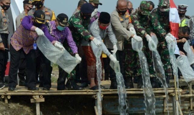 Dukung Program Pemerintah Lewat Ketahanan Pangan, Polisi Sebar 40.000 Benih Bandeng di Tangerang
