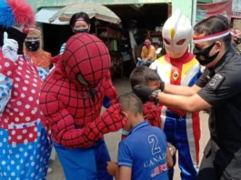 Berkostum Badut dan Superhero, Polisi Bagikan Masker dan Vitamin C di Pasar Anyar