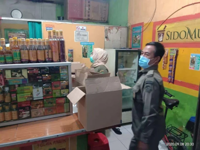 Tegakkan Perda, Satpol PP Kota Tangerang Sita Puluhan Botol Miras dari Pedagang Jamu