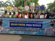 Orang Pintar Pakai Masker, Polisi Bagikan 10.000 Masker di Kota Tangerang