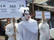 Sosialisasi 3M dan 2M di Pasar, Aparat Kecamatan Larangan Gunakan Pocong